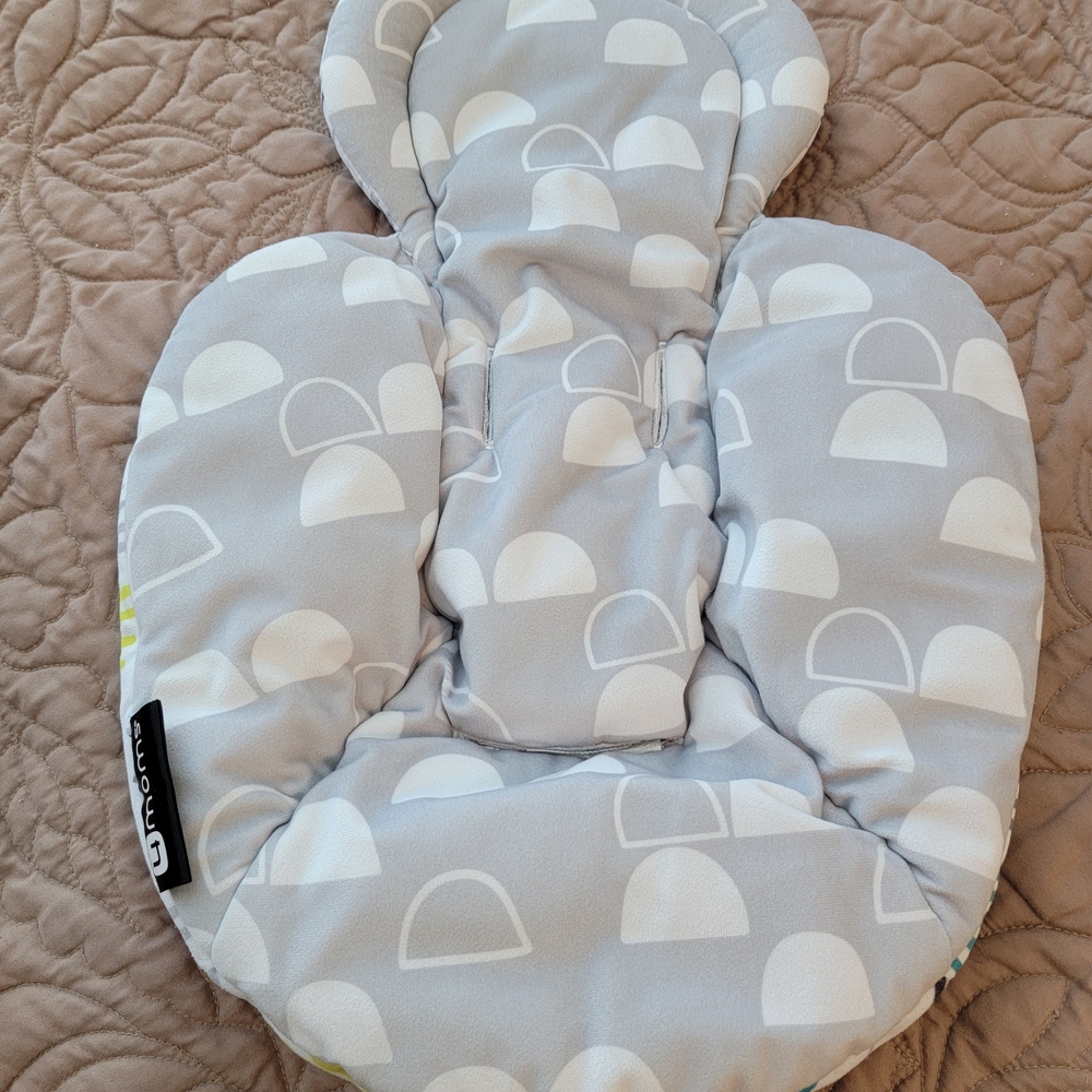 4Moms Gray and White Infant Mommaroo Insert